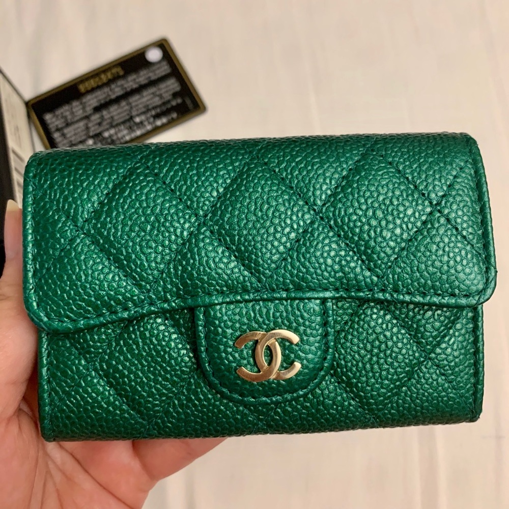 SOLD ❌❌❌Chanel 18s emerald green caviar cardholder